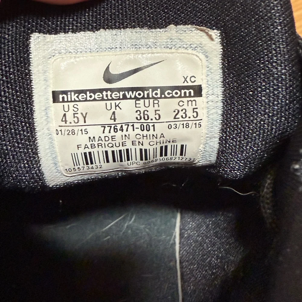 Youth Nike LeBron James, sz 4.5Y